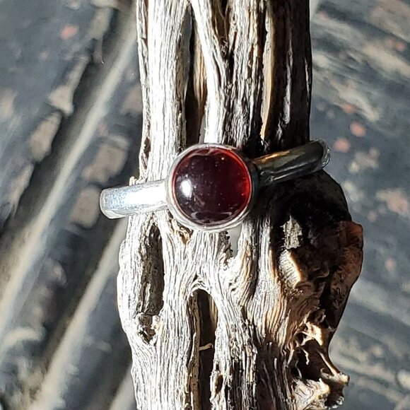 Artisan India Red Garnet 925 Sterling Silver Plated Gemstone Ring Size 8 - Picture 1 of 8